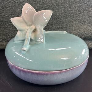 Royal Haeger Pastel Blue and Purple Covered Dish Lily Single Stamen Lid